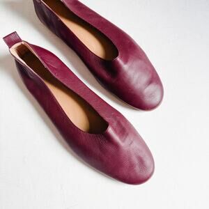 Everlane Day Glove Flat in Burgundy